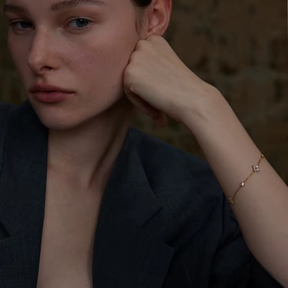 Pulseira Flor Delicada Banhada a Ouro 18k