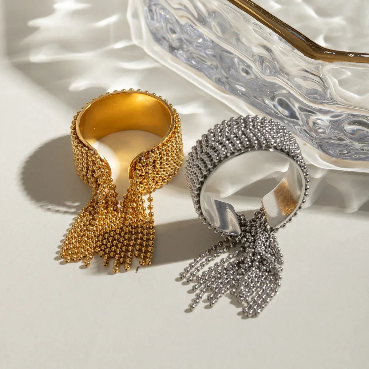 Anel Ajustável Dourado com Borla